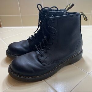 Dr Doc Martens 1460 J Softy T Leather Lace Up Boot Black Sz 5 US Women, 4 US Men